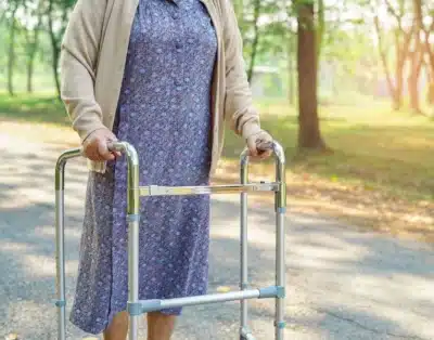 La soledad no deseada en los mayores: una epidemia silenciosa y las soluciones innovadoras