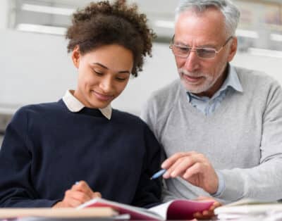 Un puente entre generaciones: El impacto transformador de los programas intergeneracionales en universidades